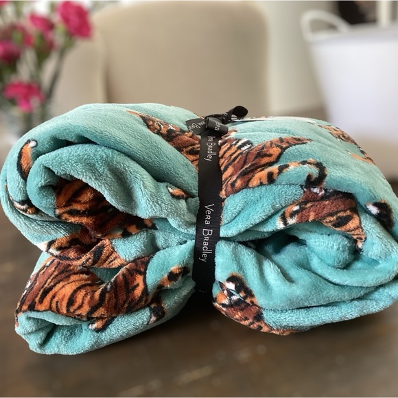 🌸 Vera Bradley NWT  50”x80 Throw - Picture 2 of 4